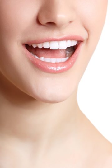 Piękny uśmiech po zabiegach stomatologii estetycznej w Bianco Stomatologia Tychy - licówki, wybielanie zębów