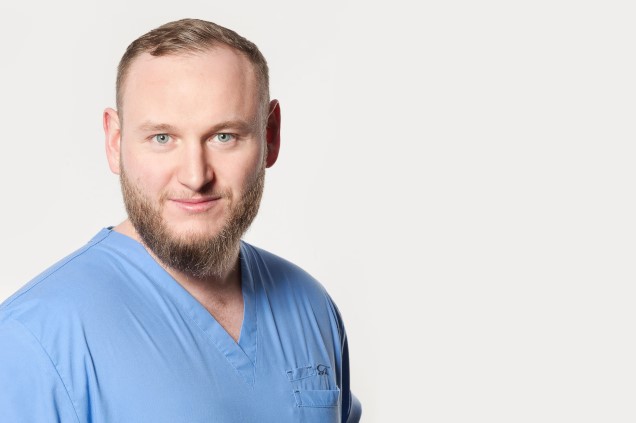 Dr Jakub Białek - lekarz dentysta zajmujący się chirurgią stomatologiczną w Bianco Stomatologia Tychy